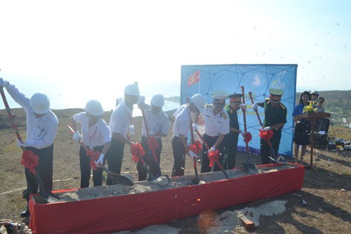 National flag pole built on Ly Son island - ảnh 1